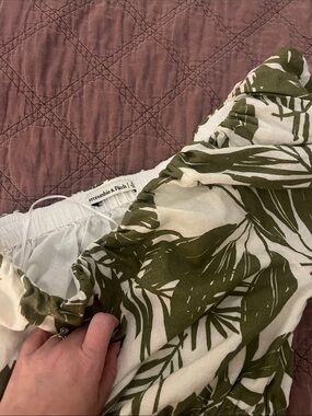 Abercrombie Fitch Linen Blend One Shoulder Crop Top size XS Palm Tree Print